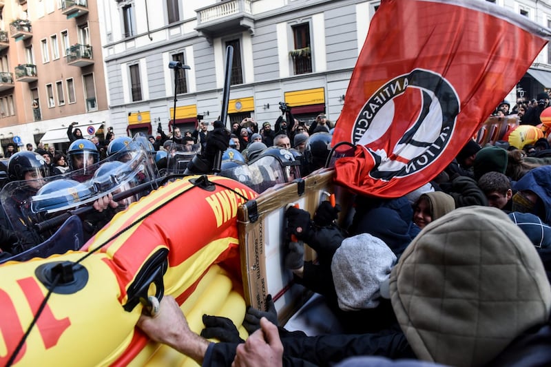 Scontri alla manifestazione antifascista a Milano 13