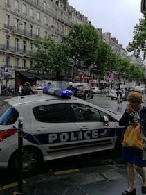 Parigi, aggredito un poliziotto a Notre Dame 1