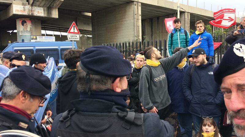 Di Maio nel suo liceo: contestato da studenti e lavoratori  3