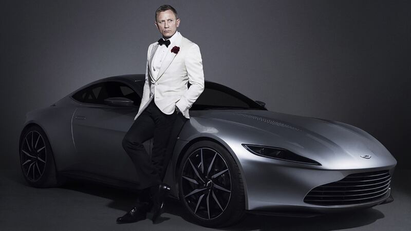Aston Martin DB10 con Daniel Craig nei panni di 007