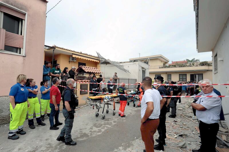 Saviano, si scava nelle macerie: i soccorsi per il crollo della palazzina 6
