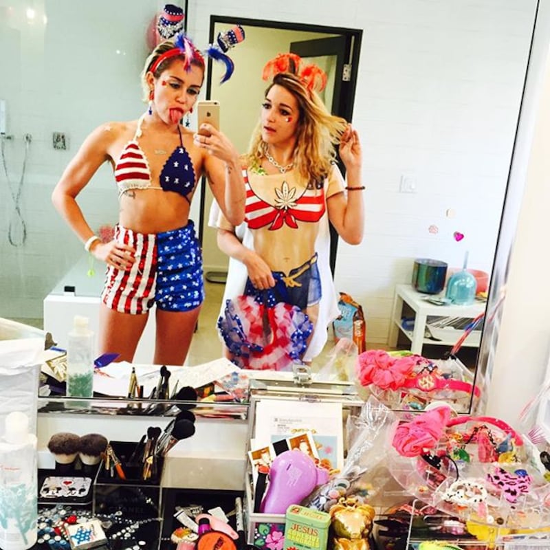 Miley Cyrus: nude look hot su Instagram per un nuovo progetto 13