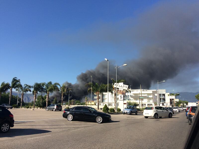 Balle di rifiuti a fuoco: maxi incendio in un'azienda  1