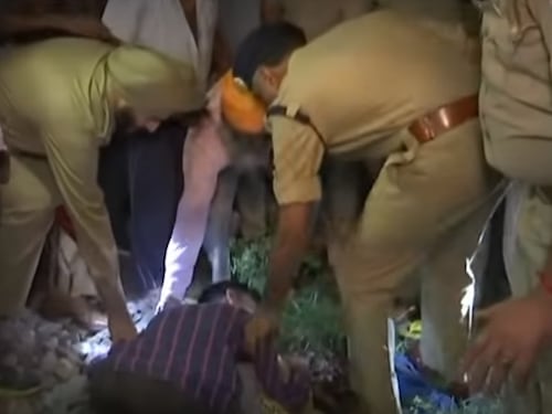 India, treno travolge folla: almeno 60 morti