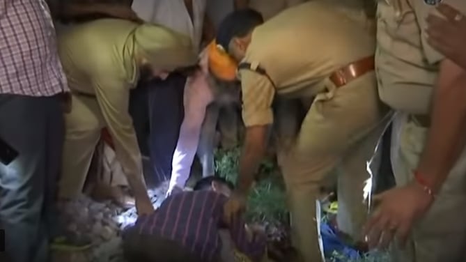 India, treno travolge folla: almeno 60 morti