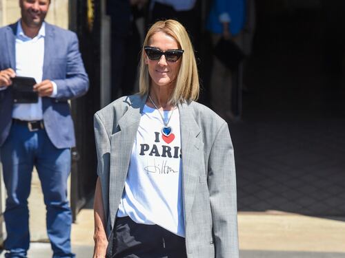 Céline Dion fa impazzire i fan indossando il ciondolo azzurro del Titanic