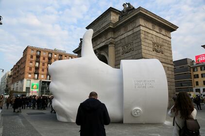 E a Milano spunta un "Like" gigante 8