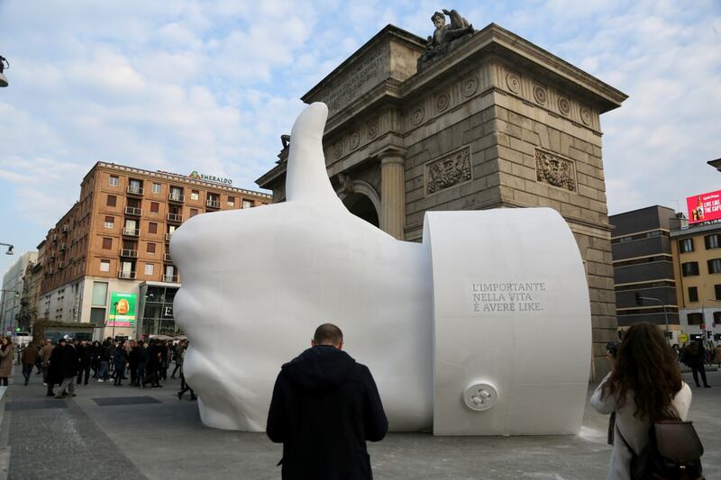 E a Milano spunta un "Like" gigante 8