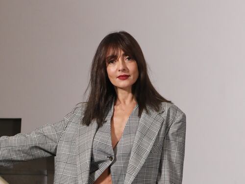 L'infortunio, lo show rinviato e la rissa social. Ambra Angiolini sbotta: "Fa ridere?"