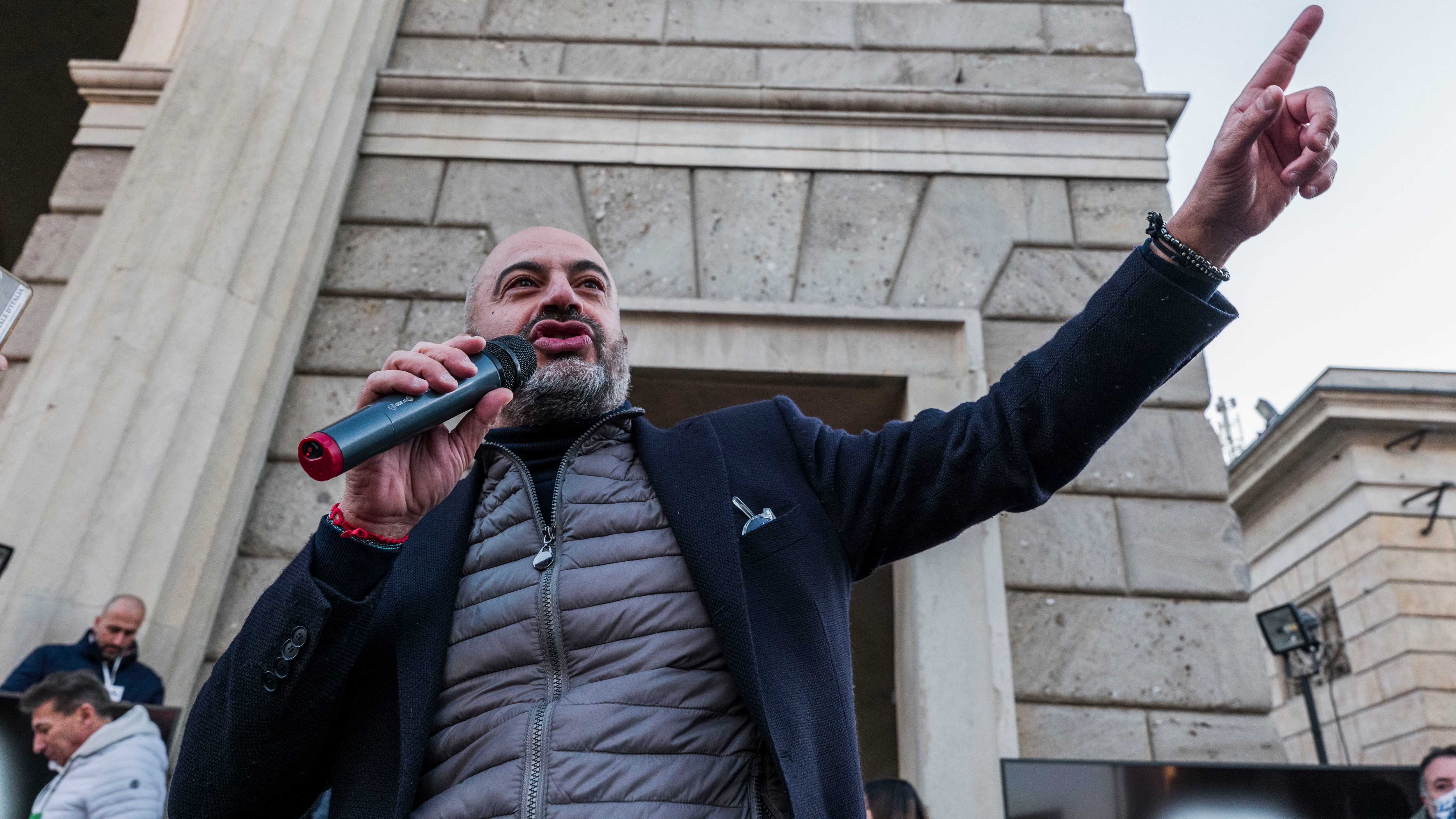 Paragone: "Conte è un leader di peluche. Decide tutto Casalino"