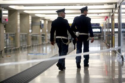 Milano, i soccorsi dopo l'aggressione in centrale 6