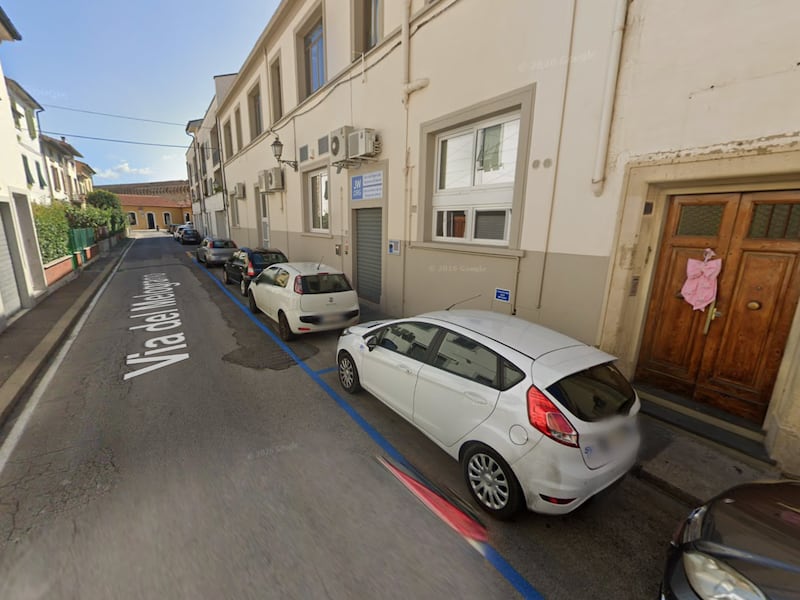 “Vuoi morire stasera?”. E il nigeriano afferra al collo una 59enne che rincasava con la famiglia