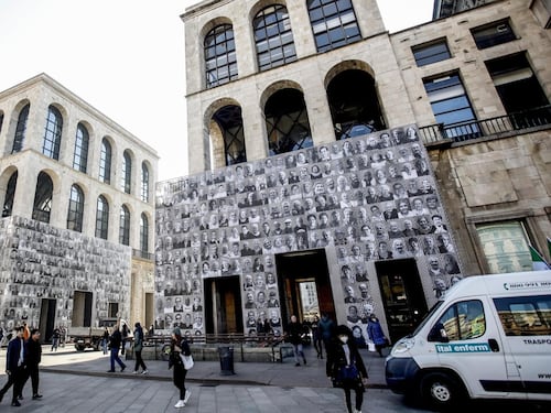 Arte Pubblica in Piazza del Duomo: i 1000 volti di JR sulle facciate dell’Arengario