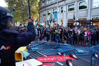 Proteste pro Palestina alla Vuelta, tensioni e cariche: ecco le immagini degli scontri di Madrid 6