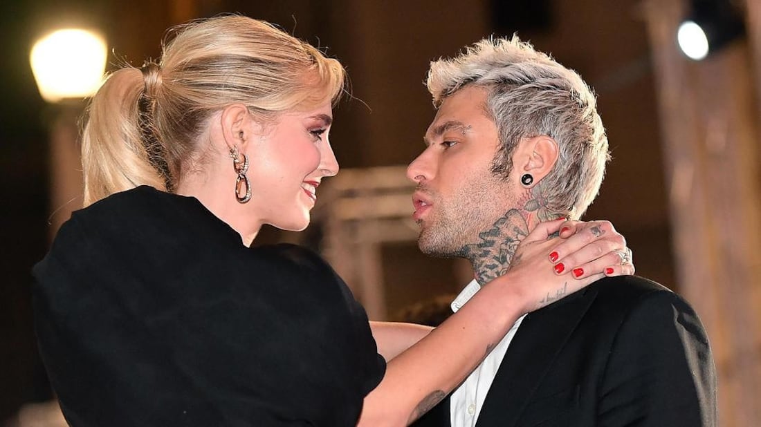 Diserta l'udienza ma va in vacanza: bufera su Fedez