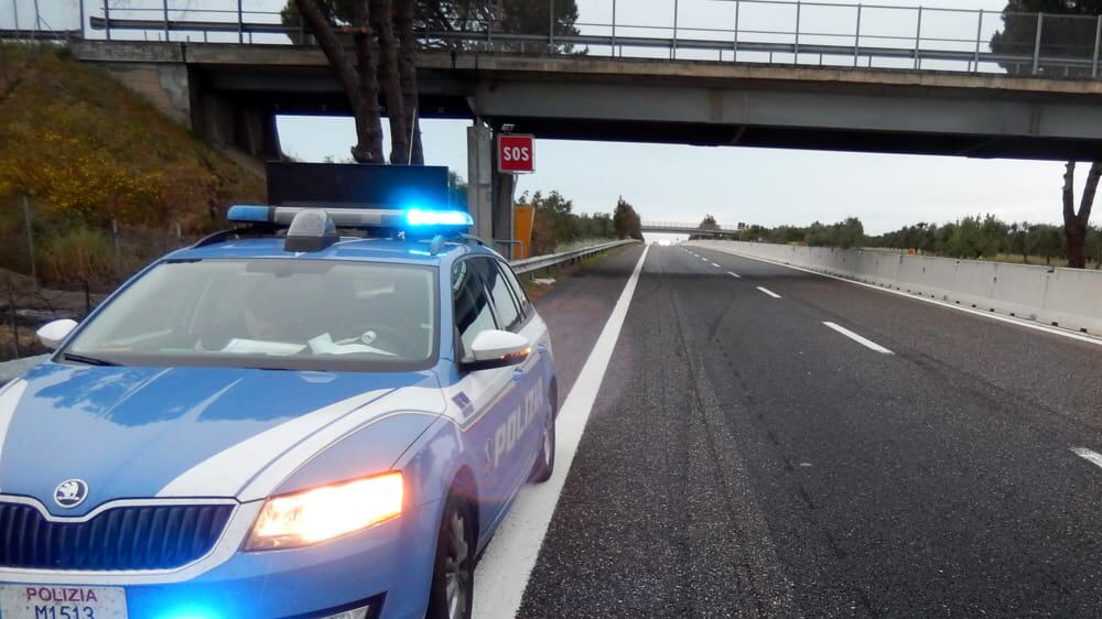 Francese scavalca guard-rail per fare pipì e cade giù dal viadotto