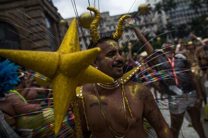 Brasile: nella capitale i festeggiamenti del Carnevale fra eccessi, musica e colori  4