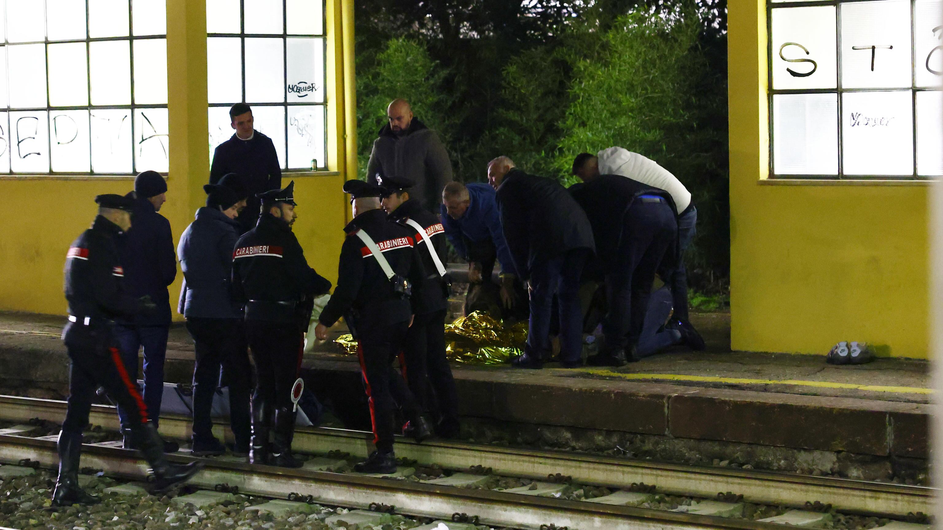 Cerca di attraversare i binari, 15enne sbalzato e ucciso dal treno