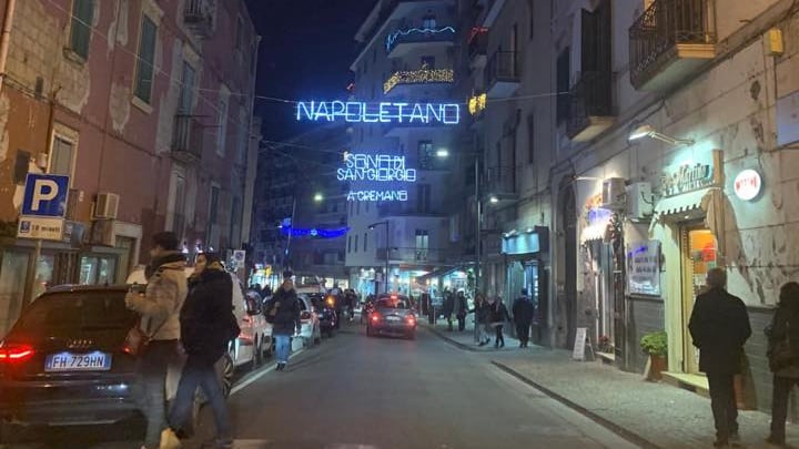“Non sono napoletano, sono di San Giorgio”: polemiche per la frase di Troisi impressa sulle luminarie natalizie