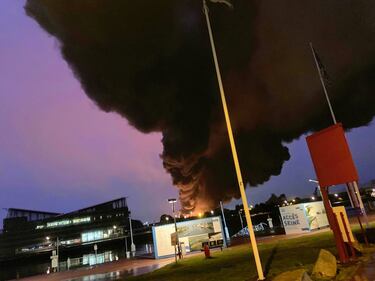 Rouen, incendio in un impianto chimico: nube nera sulla città 5