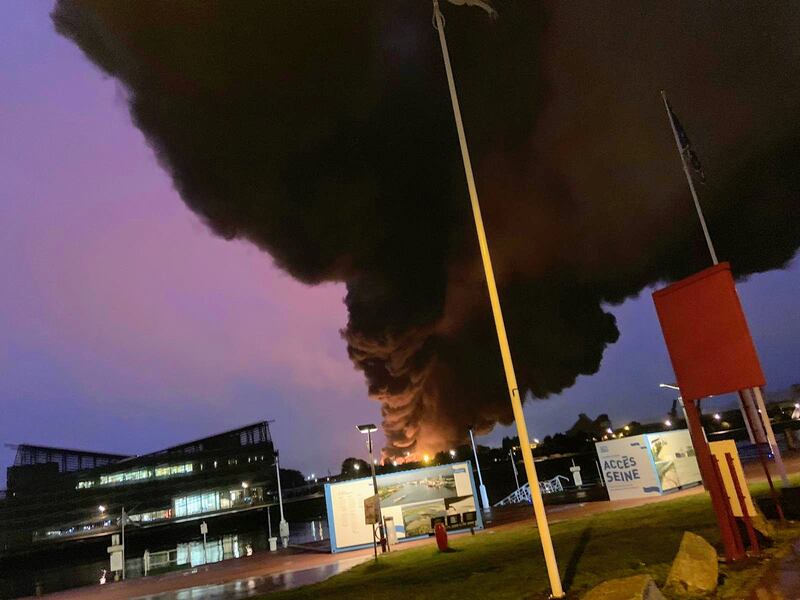 Rouen, incendio in un impianto chimico: nube nera sulla città 5