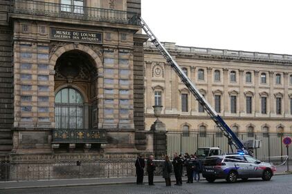 Ecco il montacarichi usato dai ladri per la rapina al Louvre: guarda le foto  2