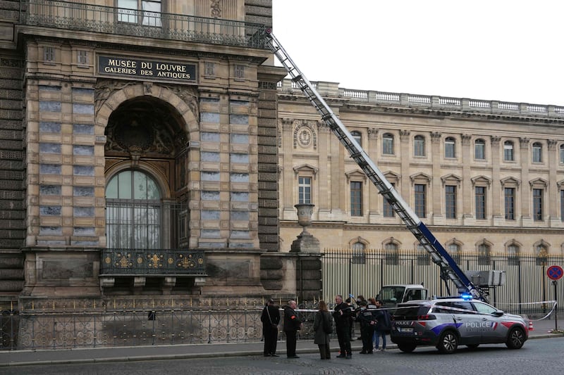Ecco il montacarichi usato dai ladri per la rapina al Louvre: guarda le foto 2