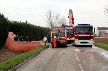 Mantova, scuolabus si ribalta in un fosso: paura per 50 bimbi 2