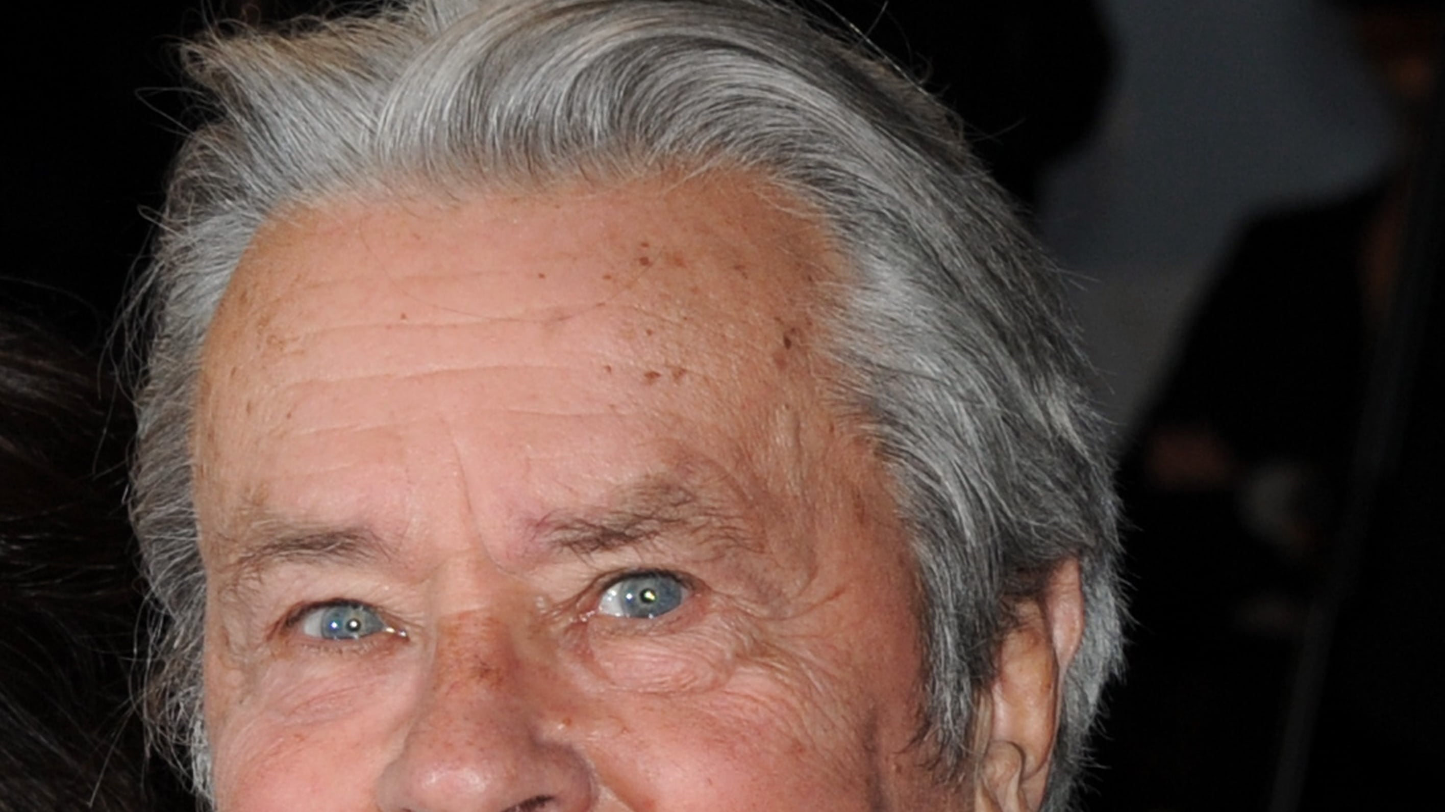 Delon, un sorriso spazza via il #metoo