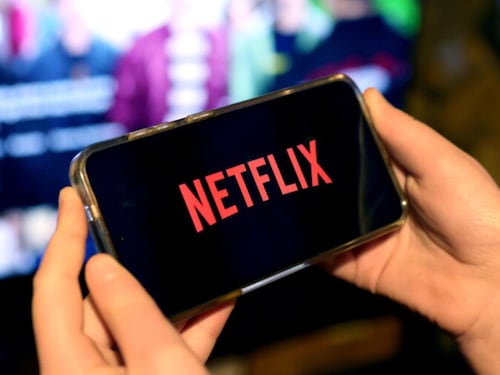 Netflix, il woke presenta il conto: la crisi del gigante dello streaming