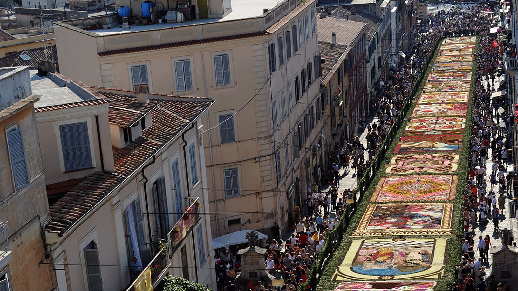 Dagli stornelli all'Infiorata: tradizioni e curiosità sul Lazio