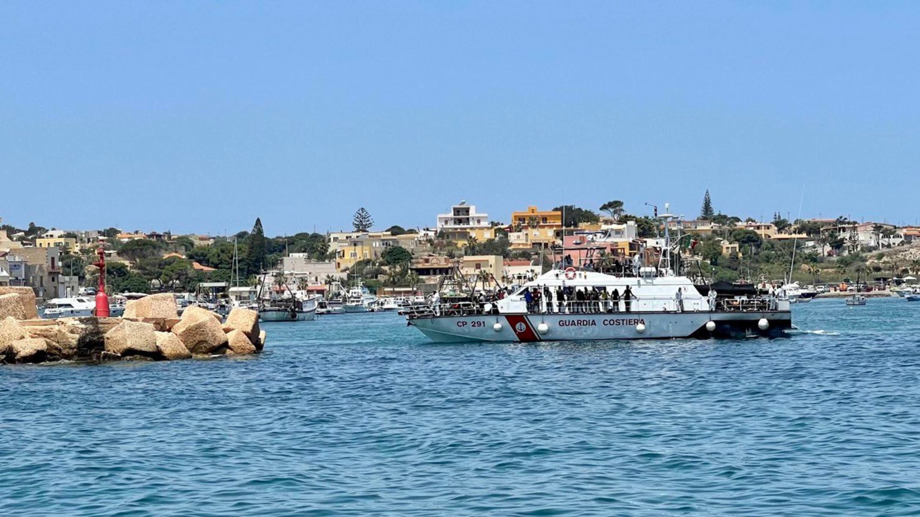 "Lampedusa torni alla Tunisia". Italia nel mirino della propaganda pro migranti