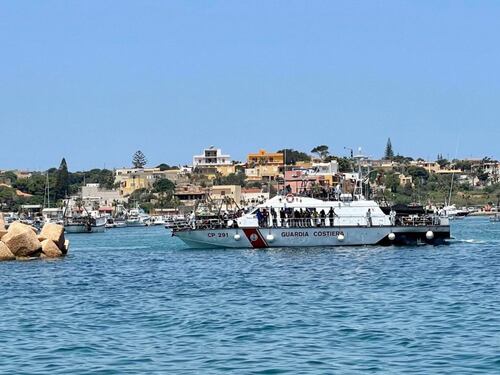 "Lampedusa torni alla Tunisia". Italia nel mirino della propaganda pro migranti