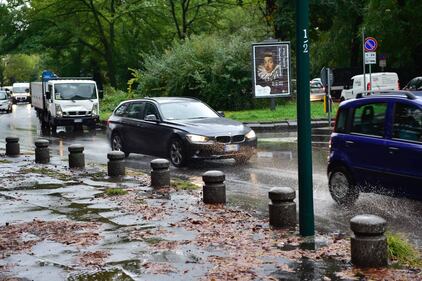 Strade allagate e alberi caduti: nubifragio si abbatte su Milano 5