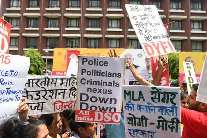 La violenza contro le donne scatena la protesta in India 9