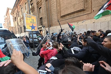 Scontri tra agenti e pro Pal davanti al museo egizio di Torino 4