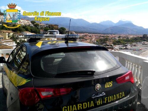 Spacciatori con il reddito di cittadinanza beccati dalla guardia di finanza