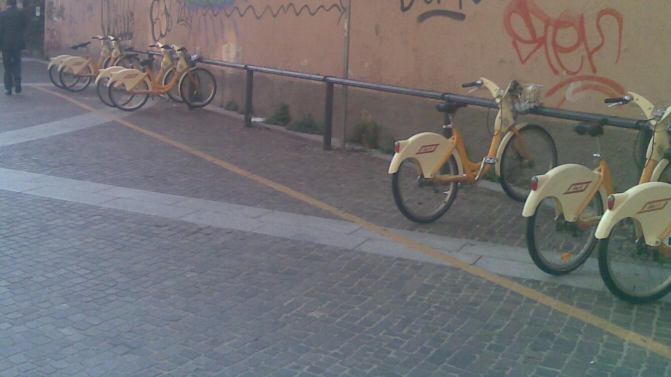 «Comune inerte sui graffiti, puliamo noi»
