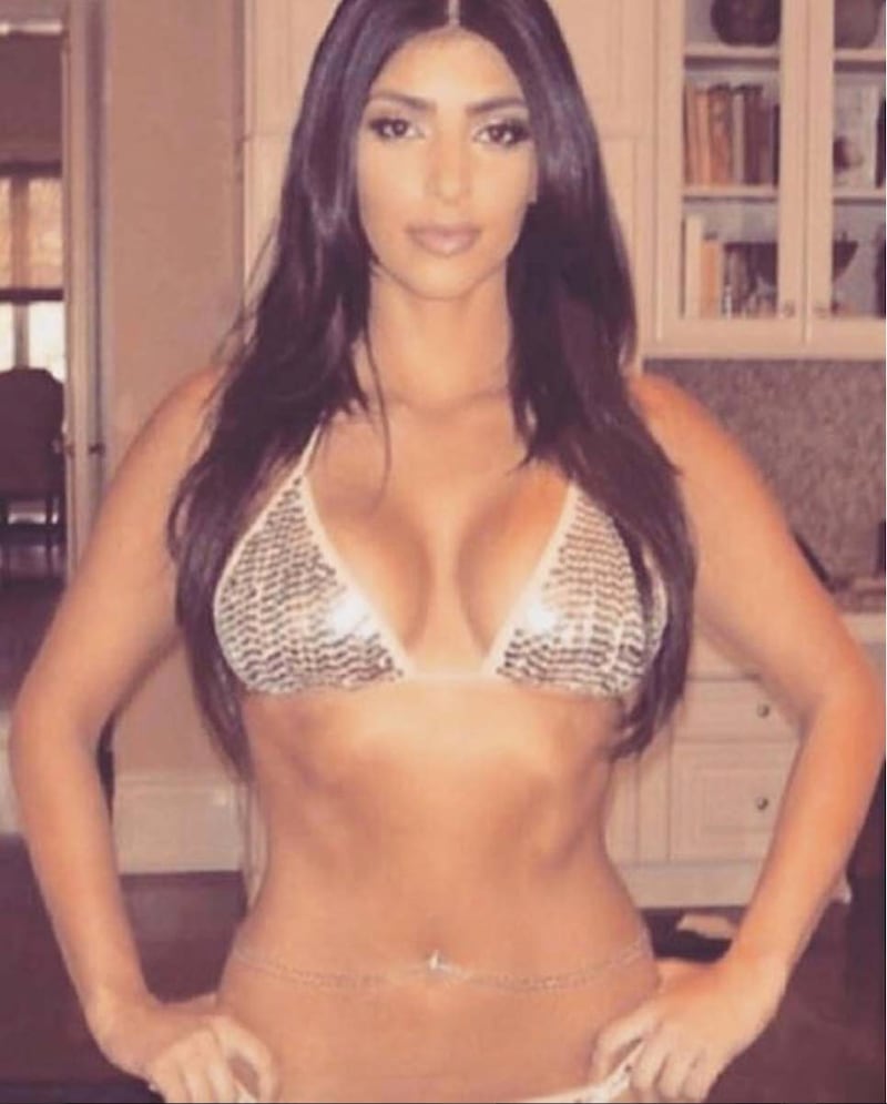 Kim Kardashian, shooting nuda nel deserto 19