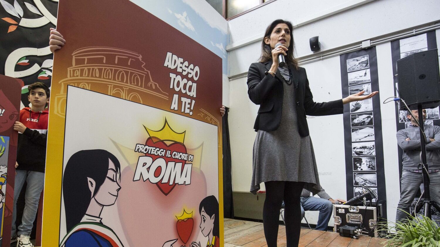 La propaganda della Raggi tra i bimbi: il fumetto sulla sindaca eroina fa discutere