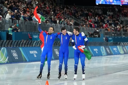 La storica impresa degli azzurri nel pattinaggio: guarda le foto 18