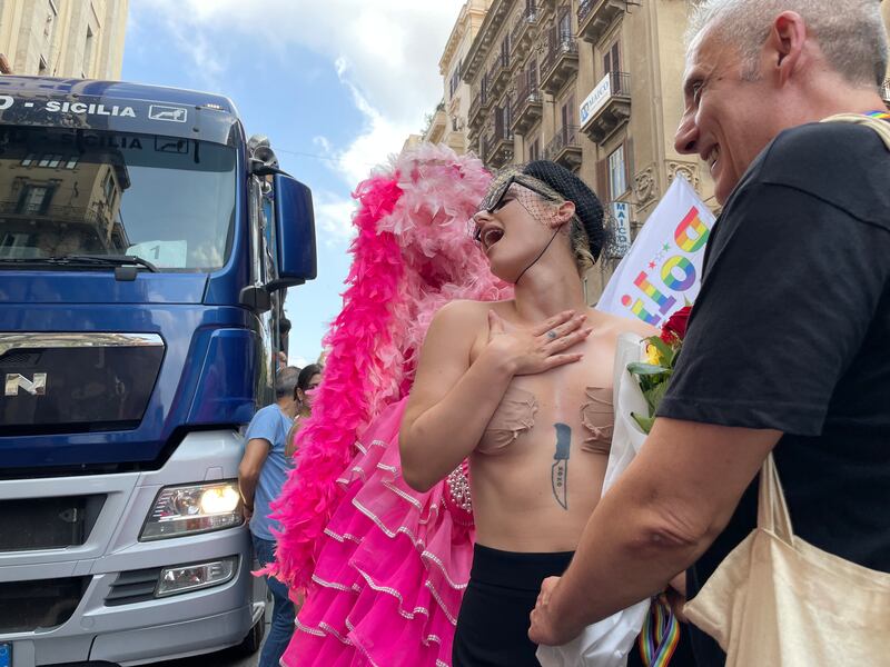 Uomini vestiti da cani, utero in affitto e maternità surrogata. Ecco il Gay Pride di Palermo 23