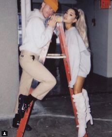 Ariana Grande dimentica troppo spesso i pantaloni 10