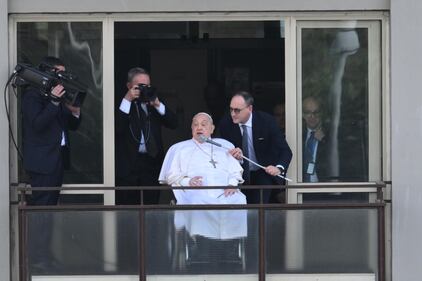 Il Papa lascia l'ospedale 2