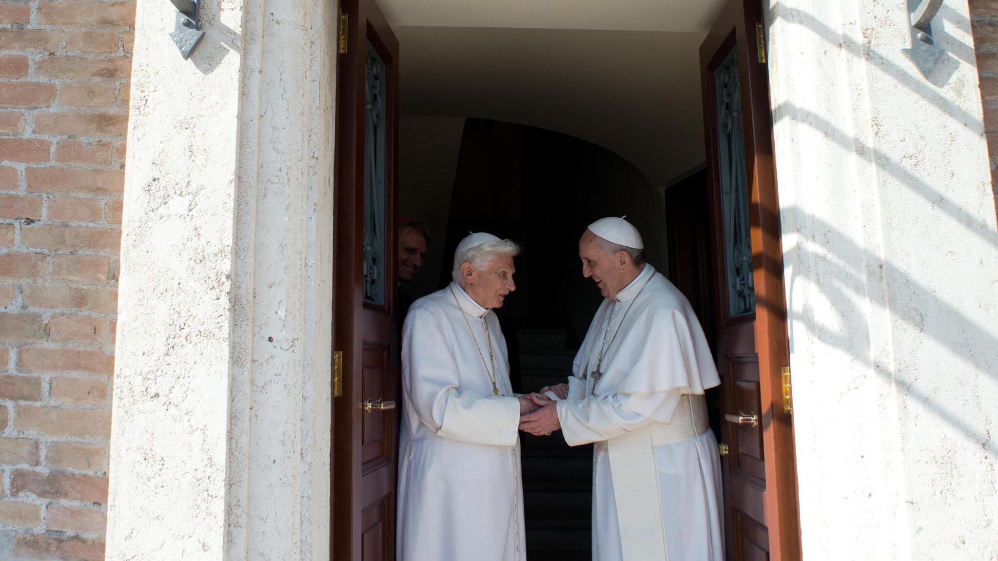Bergoglio e Ratzinger, patto "contro il diavolo" in nome di San Michele