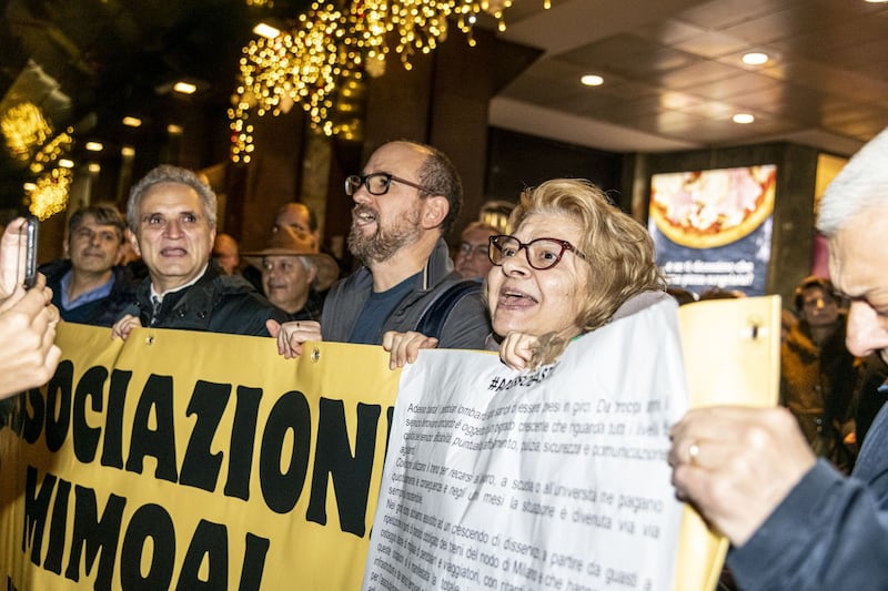 Milano, arriva la protesta dei pendolari: "#Adesso basta disservizi, cancellazioni e poca sicurezza" 6