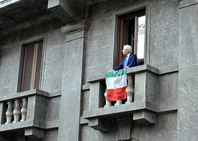 Espone il Tricolore: i NoExpo lo riempiono di uova 6