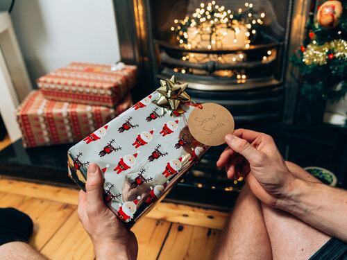 Natale e regali, occhio ai bonifici: cosa c'è da sapere per non incorrere nei sospetti del Fisco