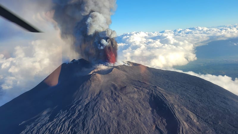 Eruzione dell'Etna: le spettacolari immagini del vulcano 3