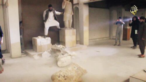 Gli uomini dell'Isis si accaniscono sulle opere d'arte 3